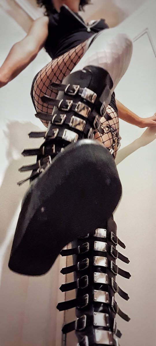 SweetSammy802's tweet photo. POV: Te voy a pisar bien rico 
😈❤️‍🔥🥵
¿Te ofreces para ser pisado con estas botas? 🔥💖
#botas #pov #hills #dominatrix #domgirl #sumision #buscosumiso #Tutos #longlegs #Piernotas #pantys #pisar #virtualhoe #TSV #tsvchile https://t.co/VNvwc2y6Vf