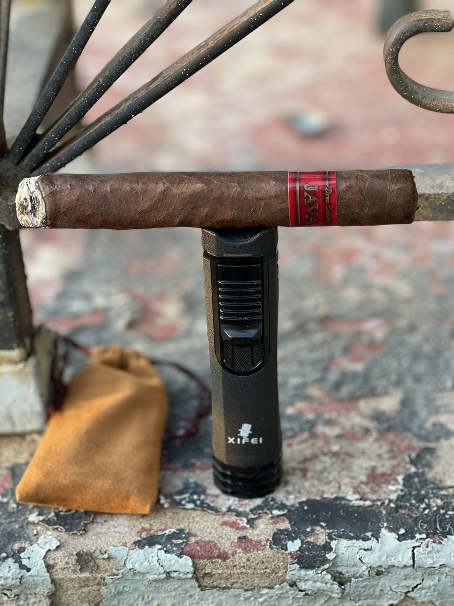 D_To_Tha_J's tweet photo. First with this Drew Estate Java Red. Impressive to say the least. I will have to wait and see when our next date is @drewestatecigar @xifeicigartools #DrewEstateCigars #DrewEstateJava #JavaRedCigar #XifeiCigarTools #CigarLifestyle #CigarSociety #CigarNation #StaySmokeyMyFriends https://t.co/Oi90u5fuy3