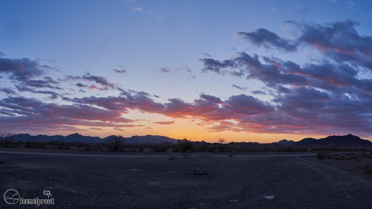 Which one do you prefer. All same composition just different periods of the sunset!
#sunset #desertsunset #landscapephotography