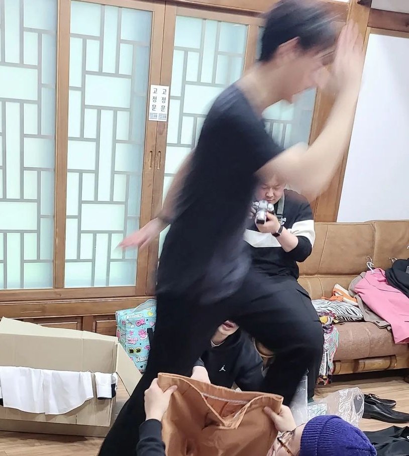 잘 보면                                잘 보면
5명인 사진                        4명인 사진