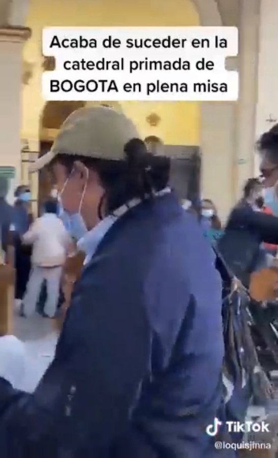 AntonioCR1974's tweet photo. No cabe duda de que esto es un montaje del uribismo.
Empezó la campaña sucia de Alias Fico. @FicoGutierrez.
Aquí vemos a un individuo haciéndose pasar por el senador Bolivar, aunque un poco más gordo.
Hay policías y ningún detenido, pero dicen que son primera línea. https://t.co/C2AGhlDN0i