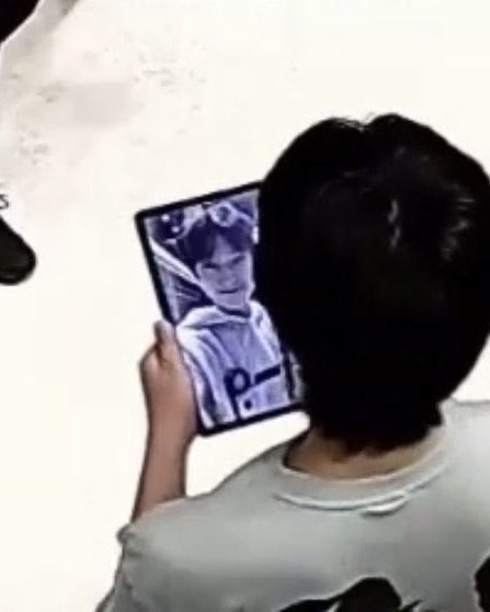 remember when Sunoo changed the wallpaper of their ipad in iland with his own selca