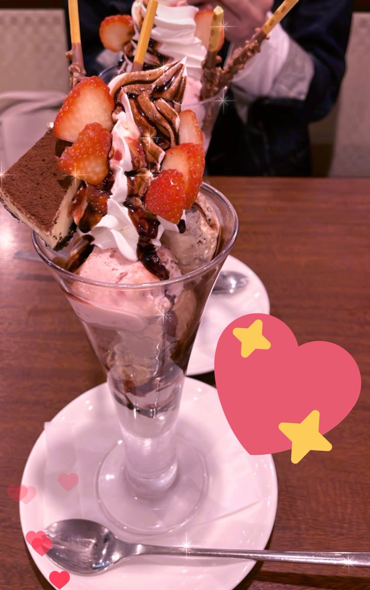 C1xYv's tweet photo. 친구랑 파르페 먹었다💗 https://t.co/k3bp19BfNv