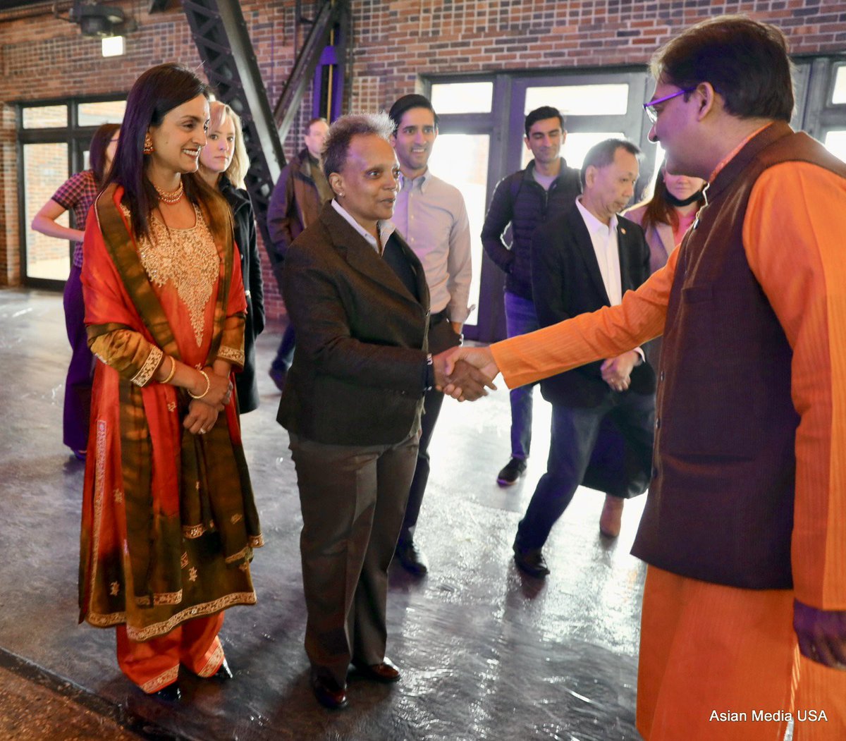 IndiainChicago's tweet photo. @chicagosmayor Lori Lightfoot and Consul General Amit Kumar @KumarAmitMEA joined the vibrant #Holi celebrations at Navy Pier. 

The event was organised by #Comed, with support from #NavyPier and #DelhiCommittee of @ChiSisterCities. https://t.co/5xHKukLZNm