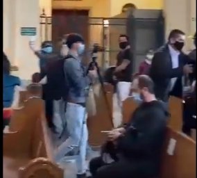 ElProfeDaniM's tweet photo. Estoy en contra de lo sucedido en la catedral en Bogotá, pero el que gravaba lo hacía con un trípode y todo ? Y de una sale todo el URIBISMO en cabeza de @FicoGutierrez a decir que fue @petrogustavo jajaja Empezaron los montajes #FicoEsDuque https://t.co/eMHTK2hSN1