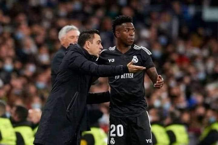 andycule_'s tweet image. Even vinicius got sick of tactics by  ancelotti so he went to xavi to take instructions 😭