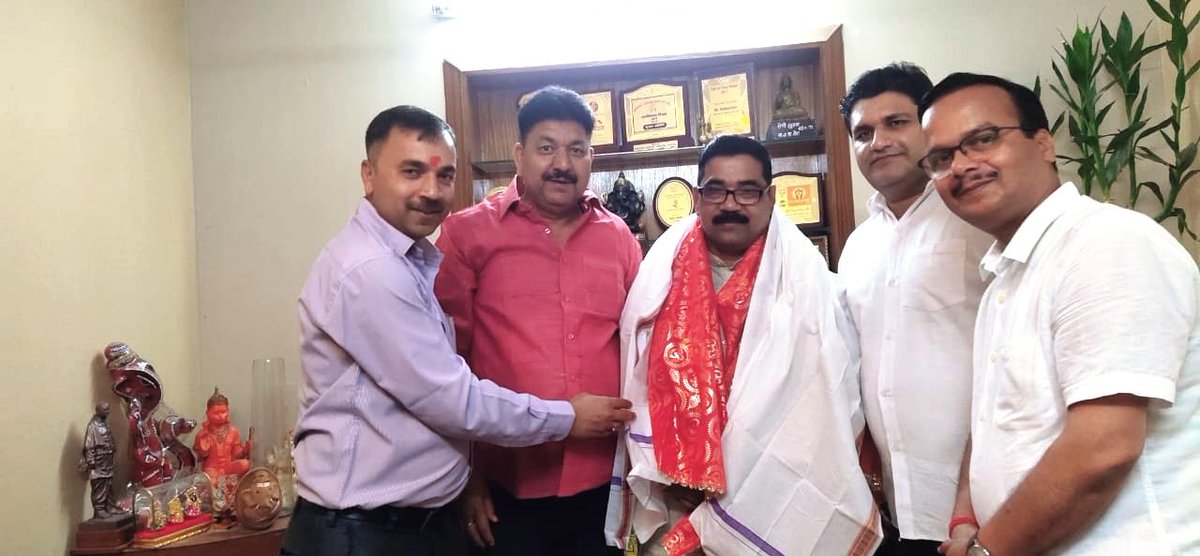 prabhashBJP's tweet photo. कल  श्री @PTKaushalMishra जी की अध्यक्षता में *विजयोत्सव मोटर साइकिल महारैली के सफल आयोजन के बाद संगठन महामंत्री आदरणीय  श्री @siddharthanbjp जी से मिलकर उनके मार्गदर्शन के लिए धन्यवाद किया।जिला अध्यक्ष  @AMRENDRA4BJP जी @SantoshThakurB3 जी @UmeshSi90128820 जी भी उपस्थित रहे। https://t.co/tQb6kPkBMm