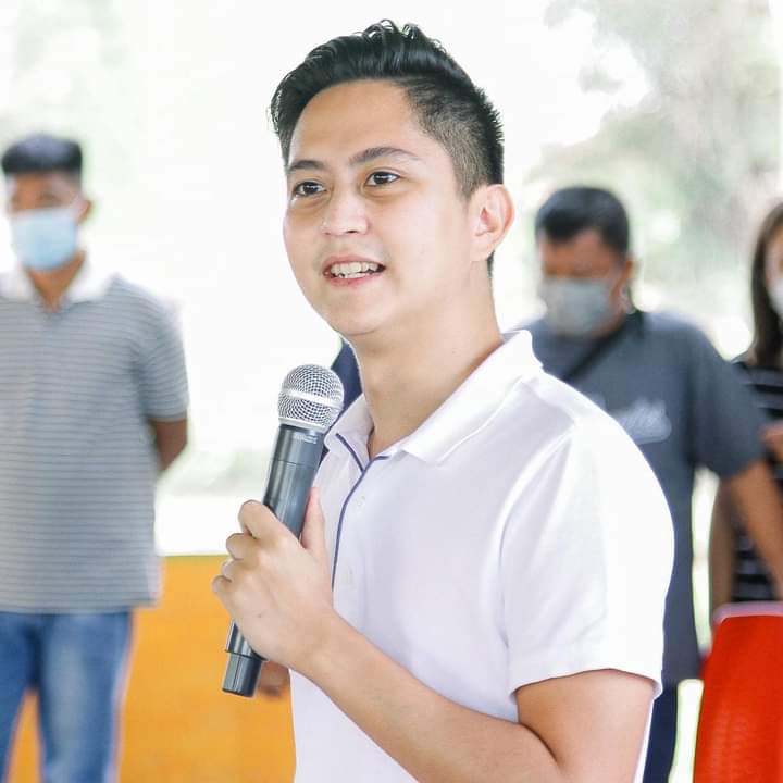 SugaHome1993's tweet photo. Too immature for those people who's comparing them when in fact, they are completely different persons. Donny is an artist who was campaigning for his chosen side, and Sandro is campaigning for his self  because he is a politician who wants to do changes. 

@sandromarcos7 https://t.co/f0F8ik85CW