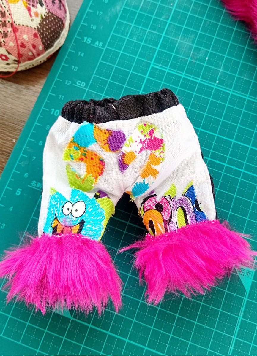 HereIGoAgain4's tweet image. 夕べ作ってたのはこちら😁🪡
うちのムーちゃんにヒロムちゃんとお揃いのコスチュームを🤩✌️
初挑戦のドール服なのでイビツですが頑張りました。今日は一緒に応援です🥰💞
#今日の手仕事
#高橋ヒロム
#njpw50th