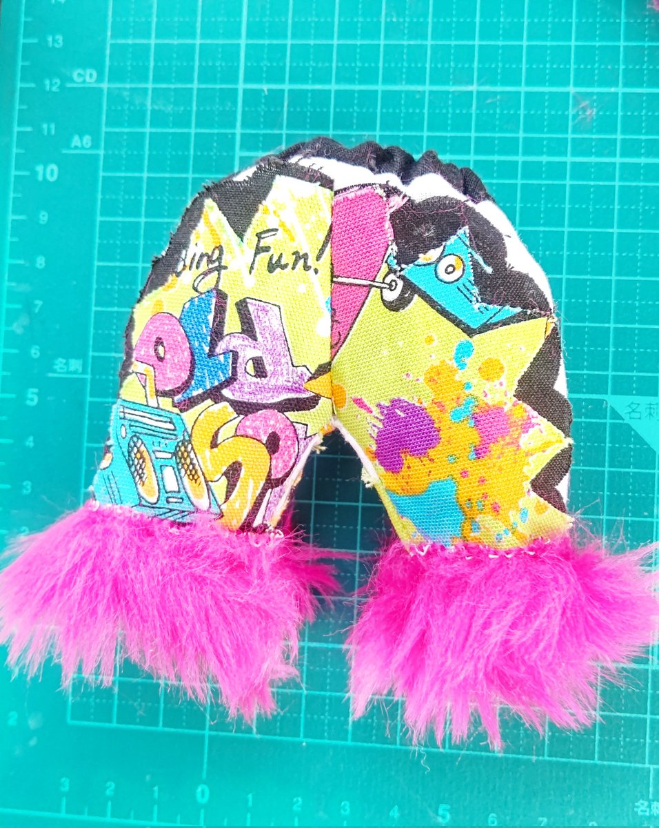 HereIGoAgain4's tweet image. 夕べ作ってたのはこちら😁🪡
うちのムーちゃんにヒロムちゃんとお揃いのコスチュームを🤩✌️
初挑戦のドール服なのでイビツですが頑張りました。今日は一緒に応援です🥰💞
#今日の手仕事
#高橋ヒロム
#njpw50th