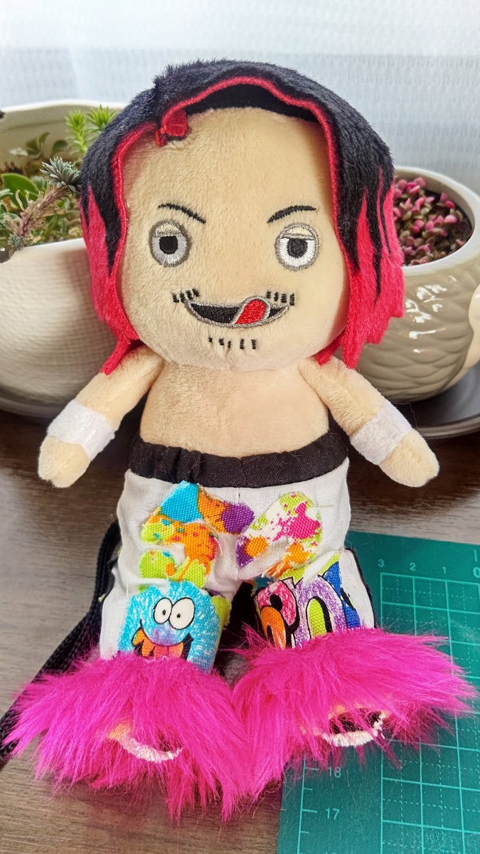 HereIGoAgain4's tweet image. 夕べ作ってたのはこちら😁🪡
うちのムーちゃんにヒロムちゃんとお揃いのコスチュームを🤩✌️
初挑戦のドール服なのでイビツですが頑張りました。今日は一緒に応援です🥰💞
#今日の手仕事
#高橋ヒロム
#njpw50th
