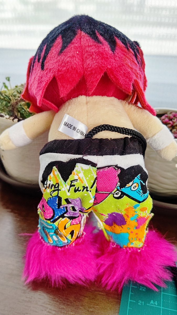 HereIGoAgain4's tweet image. 夕べ作ってたのはこちら😁🪡
うちのムーちゃんにヒロムちゃんとお揃いのコスチュームを🤩✌️
初挑戦のドール服なのでイビツですが頑張りました。今日は一緒に応援です🥰💞
#今日の手仕事
#高橋ヒロム
#njpw50th