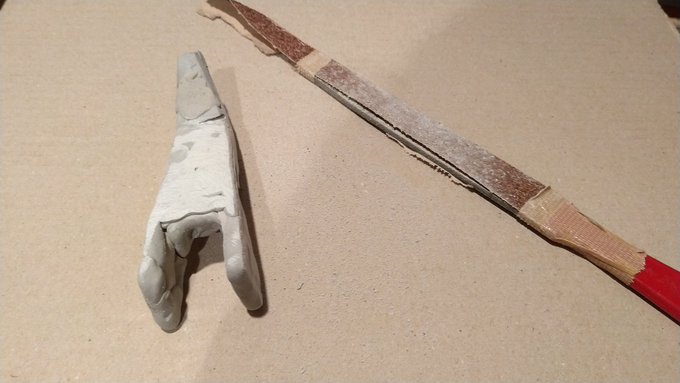 キングゴウザウラー製作

でかいパテの塊をちまちま400番くらいで削っても埒が明かないので

ホームセンターで40番くらいのゴリッゴリのを使えなくなった鉄ヤスリに巻きつけて削り出してます 