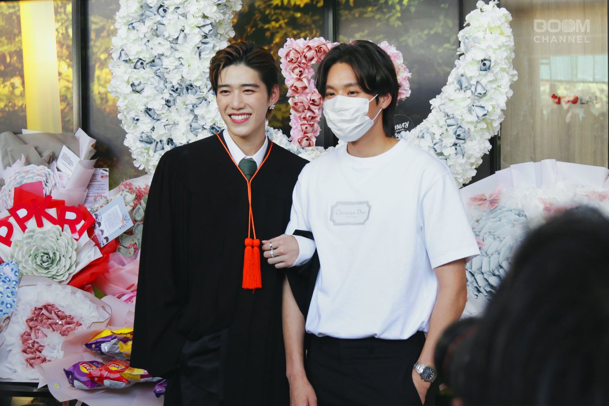 boomchannel's tweet photo. ✱ เก็บภาพบรรยากาศงานซ้อมรับปริญญา 'PP Krit' ที่มหาวิทยาลัยเกษตรศาสตร์ ครอบครัวและนักแสดงนาดาวร่วมยินดี
.
อ่านต่อ : https://t.co/9bIILL2gNN
.
@ppkritt
#PPgraduation #PPkritt
#บูมแชนแนล #boomchannel https://t.co/FE2RkSaROH