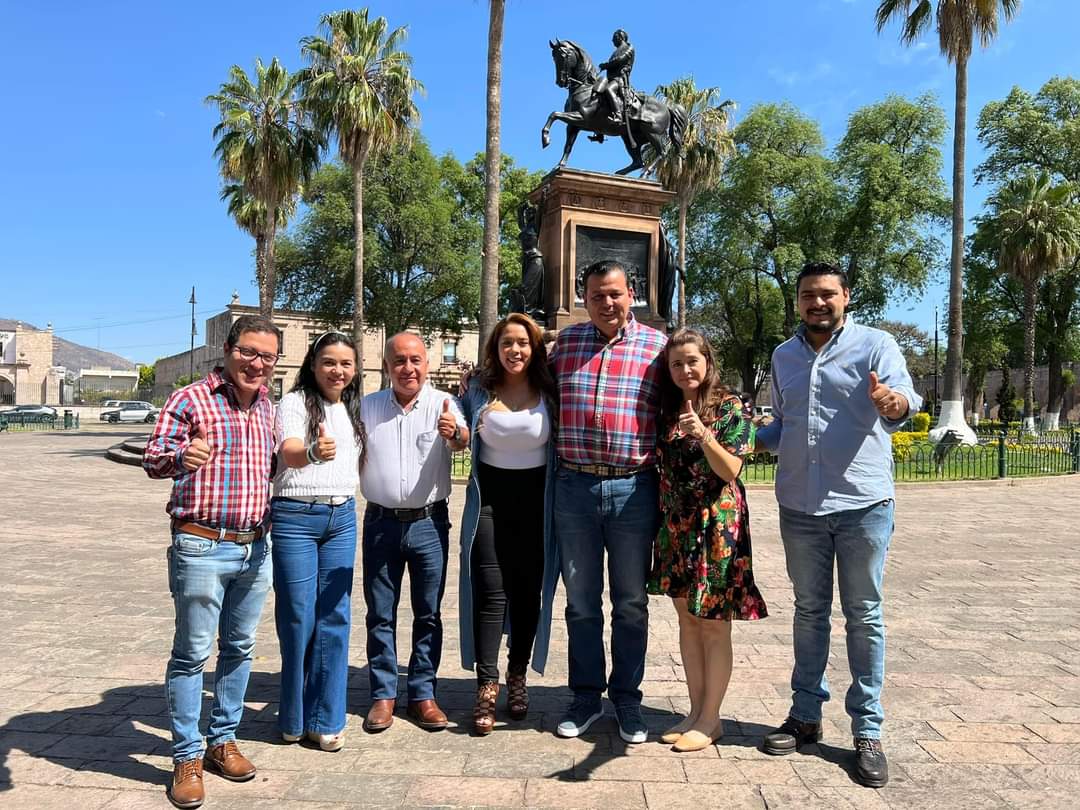 MemoValenciaR's tweet photo. La unidad se construye y en el PRI #Michoacán la estamos logrando, agradezco mucho a quienes en su legítimo derecho aspiraron a la dirigencia estatal y hoy se suman al proyecto de @XochitlRuizG y un servidor, mis amig@s Jesús Luna Morales, Edna Martinez Nambo, Ana Brasilia Espino https://t.co/T2eEoVDpSA