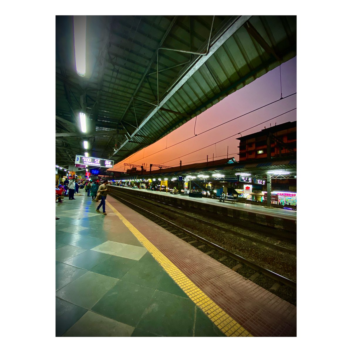 Rohan666's tweet photo. @sloikaxyz Mumbai local train stations. :) https://t.co/hsoeGUxjEp