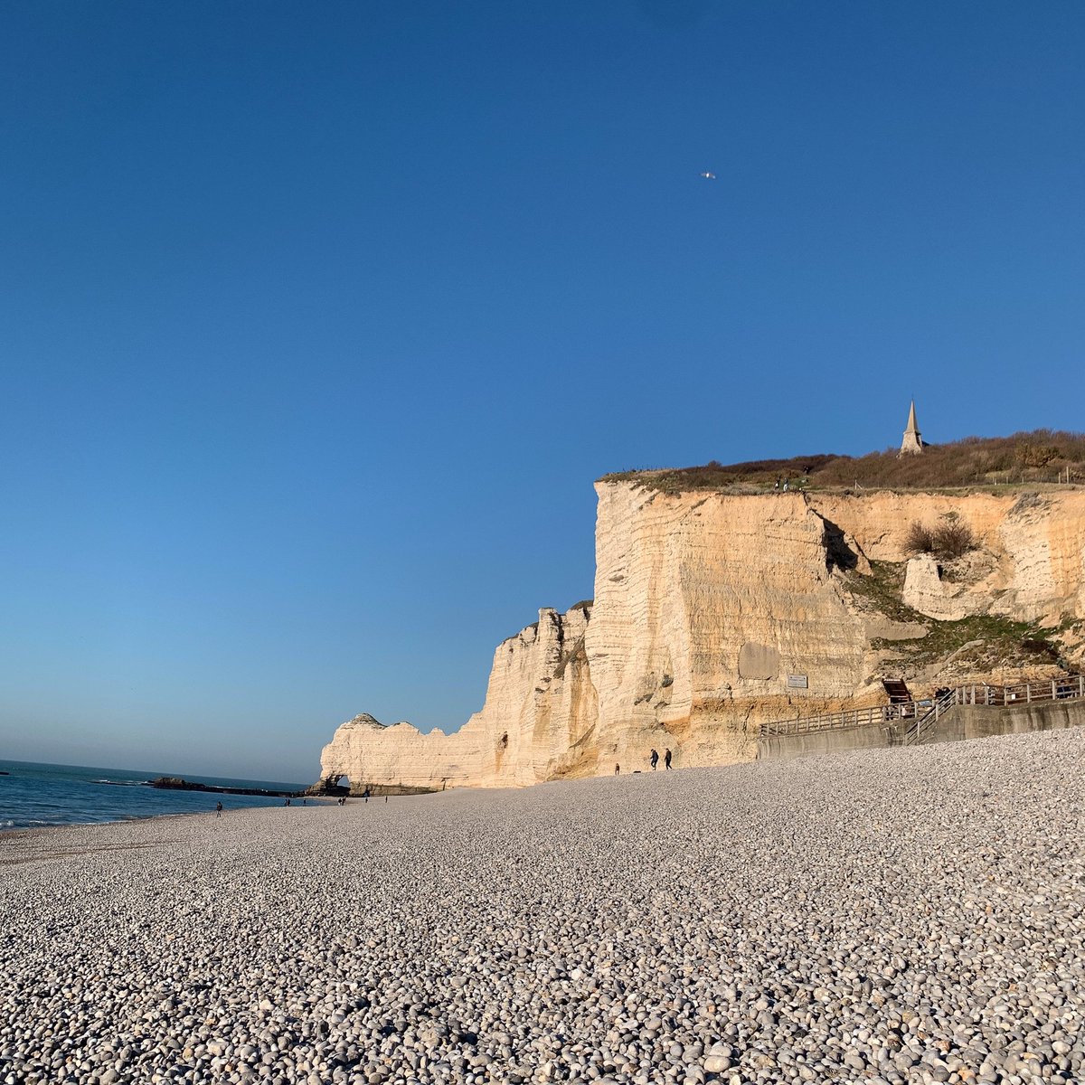 crazyboy_91's tweet photo. #프랑스 #france #2
#노르망디 #normandie 
#에트르타 #etretat
#코끼리절벽 #알바트르해안
#셀카 #selfie https://t.co/BgZjEOJNJk