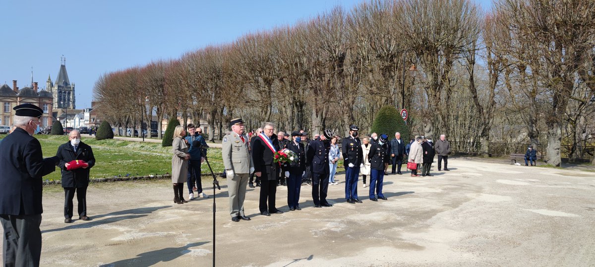 [#Cérémonie]
Retour en images sur la cérémonie de souvenir et de recueillement à la mémoire des victimes civiles et militaires de la guerre d'#Algérie et des combats en #Tunisie et au #Maroc. Bernard TAISNE s'est vu remettre la médaille militaire.
#19mars1962