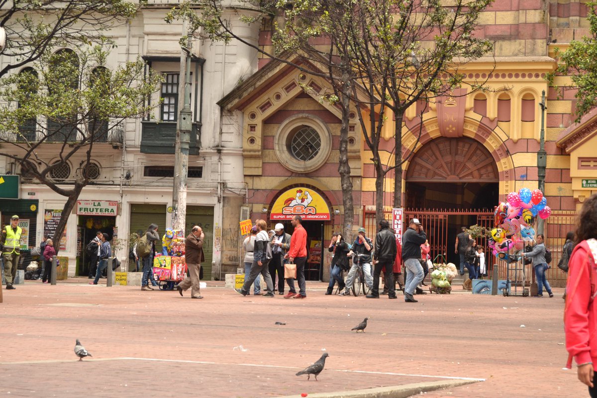 Sagarq_'s tweet photo. Por cosas de #latesis, @Evaa_ag y yo andamos revisando fotos de Bogotá y nos hemos acordado con cariño de uno de sus lugares más bizarros: el asadero de pollos que ocupaba el baptisterio de la Iglesia de las Nieves. Postmodernidad pura. Territorio improbable donde los haya. 🧵⬇️ https://t.co/08OLWP4K2b