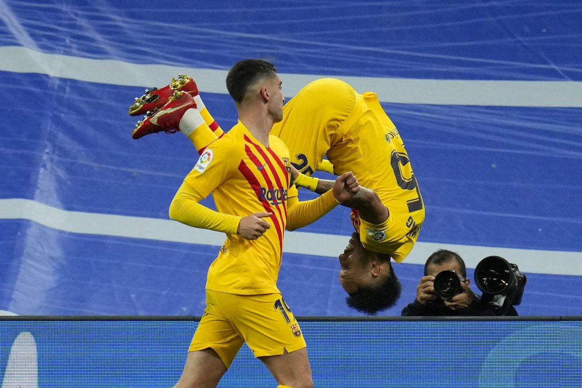 BisheshNews's tweet photo. #Barcelona's Pierre-Emerick Aubameyang celebrates after scoring his side's opening goal during a Spanish La Liga soccer match between Real Madrid and FC Barcelona at the Santiago Bernabeu stadium.
#Laliga #Barca #Pierre #Emerick #Aubameyang #RealMadrid
(AP Photo/Manu Fernandez) https://t.co/KDs56AZR19