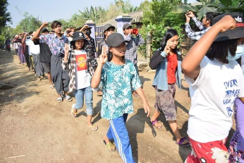 KyiZay9's tweet photo. Anti-coup revolutionary coalition strike in the Vlgs from Sagaing's Yinmabin Dist as 363rd day without a day off. 🪧  #2022Mar21Coup #UselessASEAN #ASEAN_StandForDemocracy #WhatsHappeningInMyanmar https://t.co/PR6QZNufgu