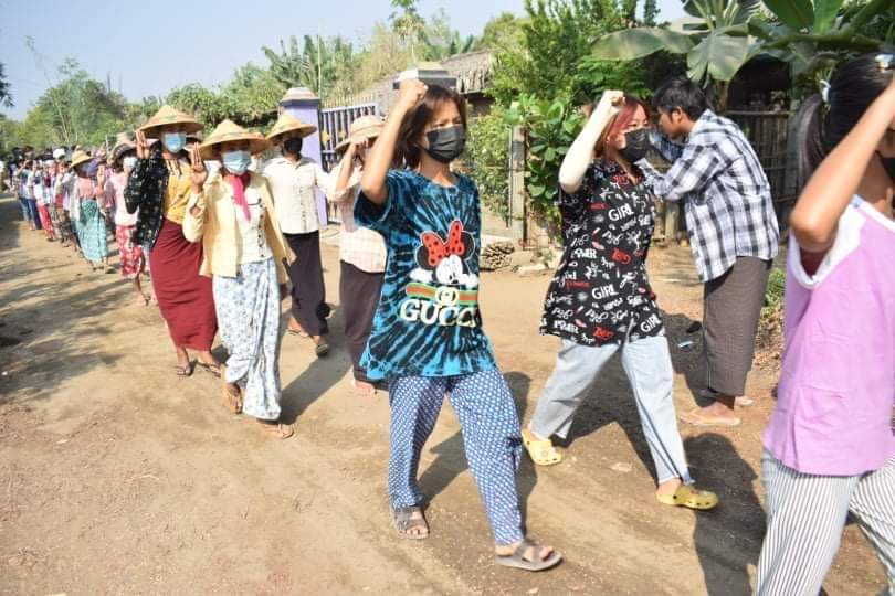 KyiZay9's tweet photo. Anti-coup revolutionary coalition strike in the Vlgs from Sagaing's Yinmabin Dist as 363rd day without a day off. 🪧  #2022Mar21Coup #UselessASEAN #ASEAN_StandForDemocracy #WhatsHappeningInMyanmar https://t.co/PR6QZNufgu