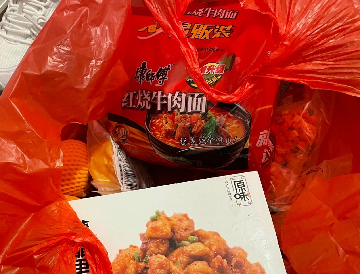 隔离生活不好过，已经饿了一天了，终于吃到了，感觉我能吃下的十桶老坛酸菜 https://t.co/bnhNqQEsIz
