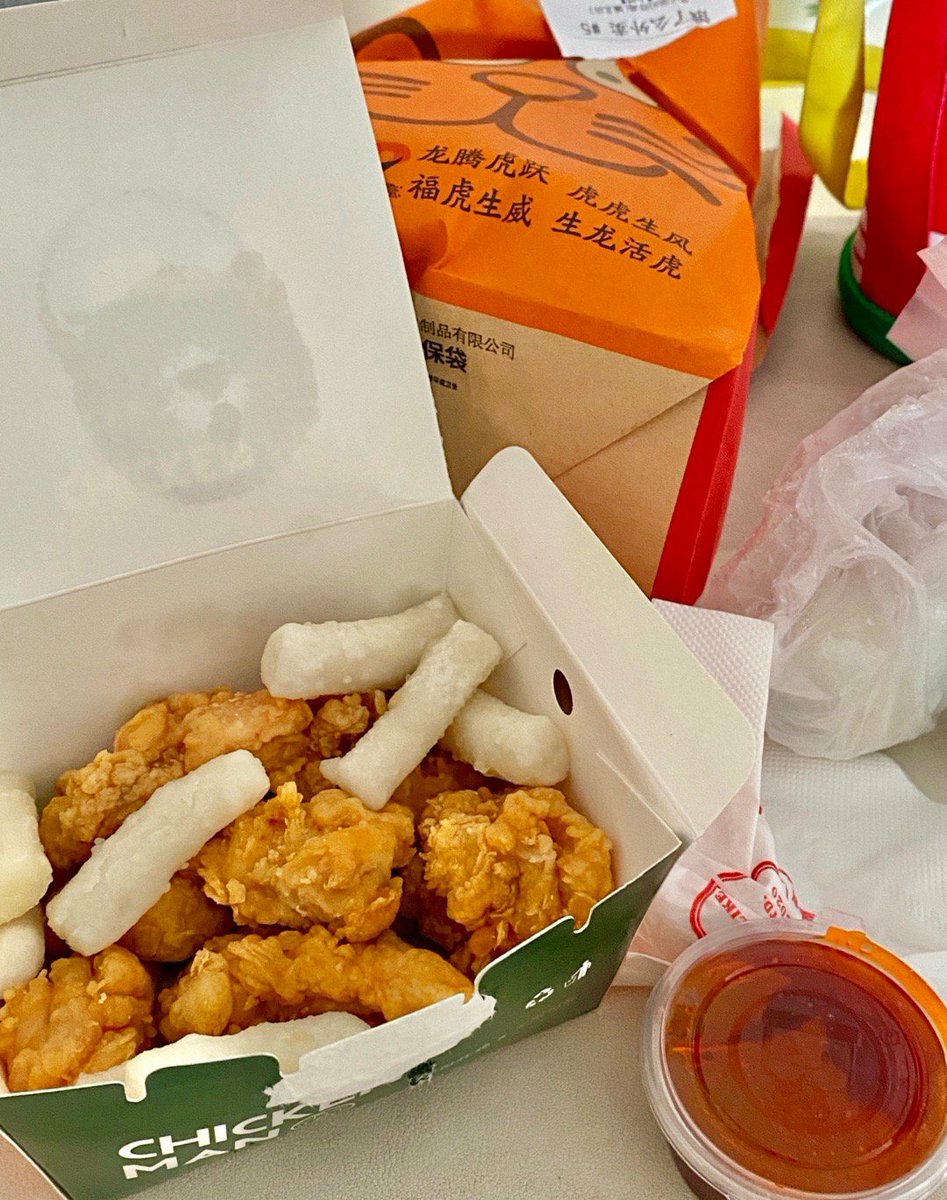 隔离生活不好过，已经饿了一天了，终于吃到了，感觉我能吃下的十桶老坛酸菜 https://t.co/bnhNqQEsIz
