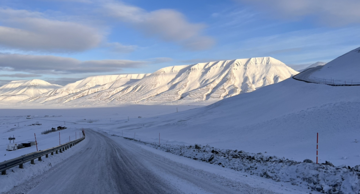 kaufmannbruno's tweet photo. Die Schweizer Diplomatie dringt in die #Arktis vor, der Bericht aus #Spitzbergen und die Live-Einschätzung dazu  heute morgen um 7.15 Uhr auf #SRF4 @srfnews @EDA_DFAE @Svalbardposten_ @UNISvalbard @havArktis [https://t.co/EontMoxEa8] https://t.co/vDPzyUPF2Q