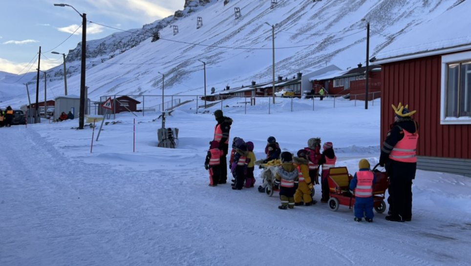 kaufmannbruno's tweet photo. Die Schweizer Diplomatie dringt in die #Arktis vor, der Bericht aus #Spitzbergen und die Live-Einschätzung dazu  heute morgen um 7.15 Uhr auf #SRF4 @srfnews @EDA_DFAE @Svalbardposten_ @UNISvalbard @havArktis [https://t.co/EontMoxEa8] https://t.co/vDPzyUPF2Q