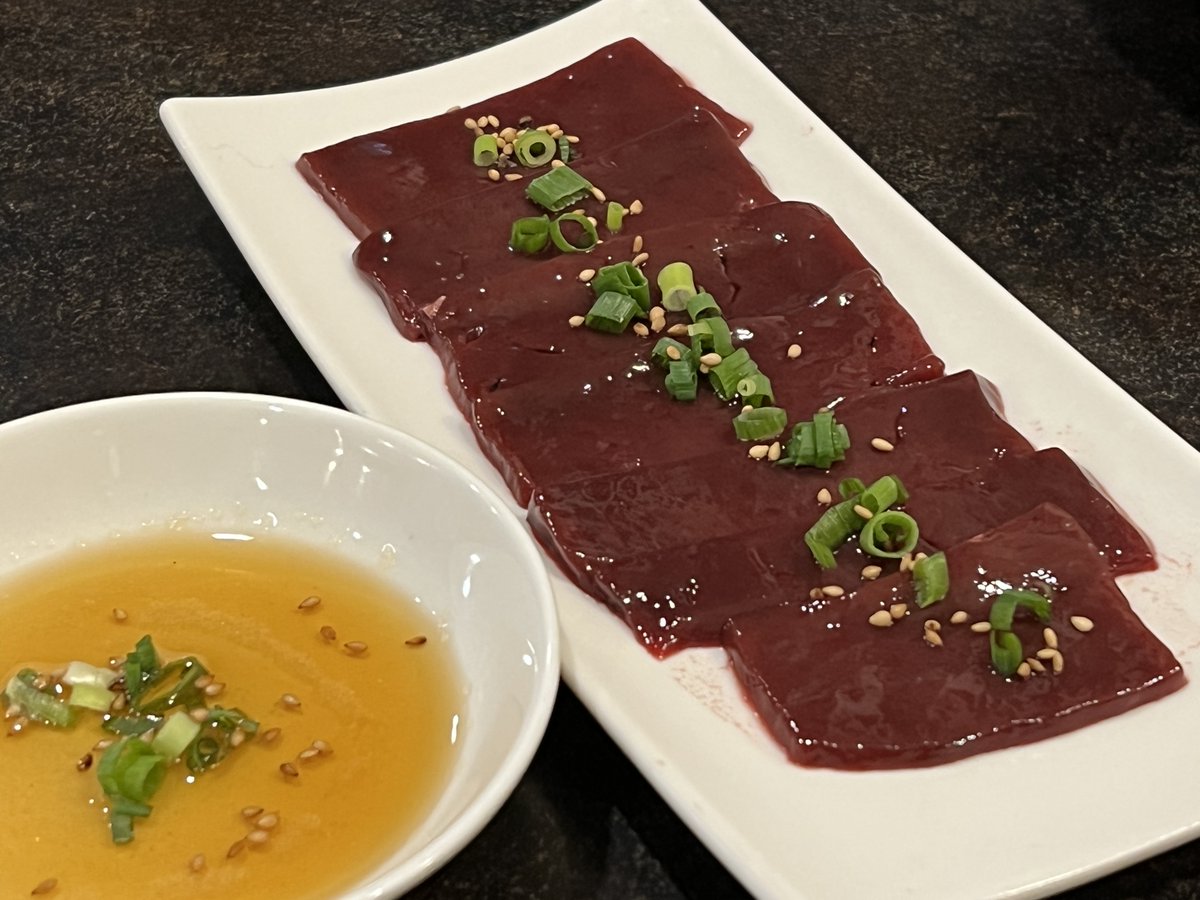 Mkitchen_machi8's tweet photo. 当店の人気メニュー新鮮炙りレバー800円
ほぼお客様全員がオーダーしていただいております。
新鮮な希少部位でレバー特有のエグ味が無く、そのままキメたくなりますが、サッと炙っればちゃんと火が通ります。胡麻油でお楽しみ下さい。
#町屋
#焼肉　
#禁断の味
#レバ刺し
#町屋マスターキッチン https://t.co/irqXMcHCo8