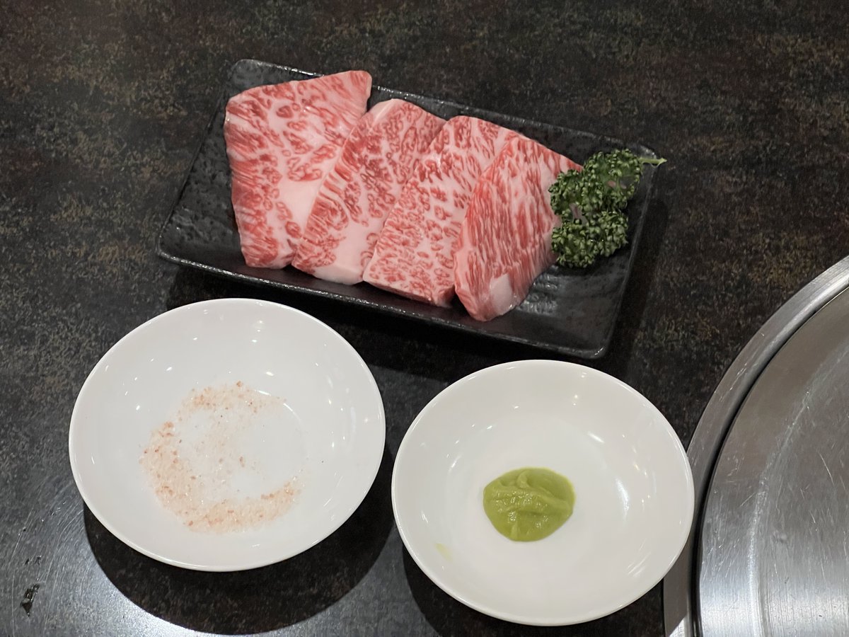 Mkitchen_machi8's tweet photo. 当店の一押しメニュー特上カルビ岩塩ワサビ1500円
A5ランク国産黒毛和牛はサッパリとした味でこそ違いがわかります。セットメニューでもちょっとしたご褒美に追加してみませんか？
#A5ランク国産黒毛和牛
＃町屋
#焼肉　
#カルビ https://t.co/G0Wu7RbRrb