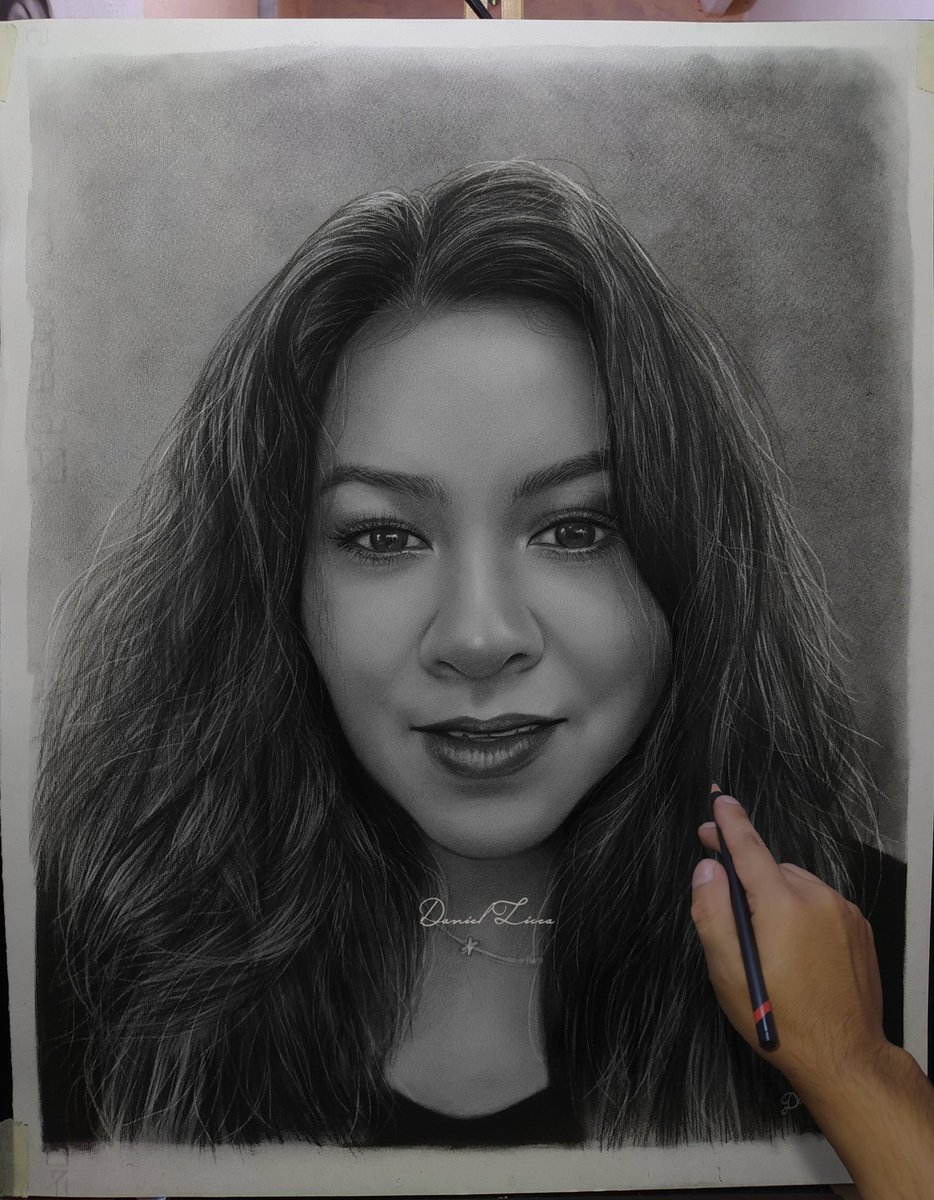 Un Retrato realizado con lápices de carbón, espero que les guste! Retweet para apoyar mi Arte y que llegue a la persona indicada 🙏✍️🎨
#dibujos #retrato #portrait #Artista