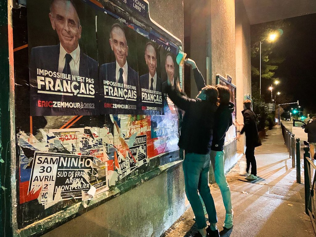 REPLICATOR17's tweet photo. 🚨#AgressionMilitantsZemmour
@stefmilosevic référent #Reconquete Essonne :
«Le fait que la voiture revienne nous laisse penser qu'ils voulaient mettre le feu. Quand on jette de l'#Essence et qu'on revient, c'est qu'on n'a pas fini le travail»
☝🏻🤨
Restez vigilants les #Zamis https://t.co/Yp0VPhPXEs