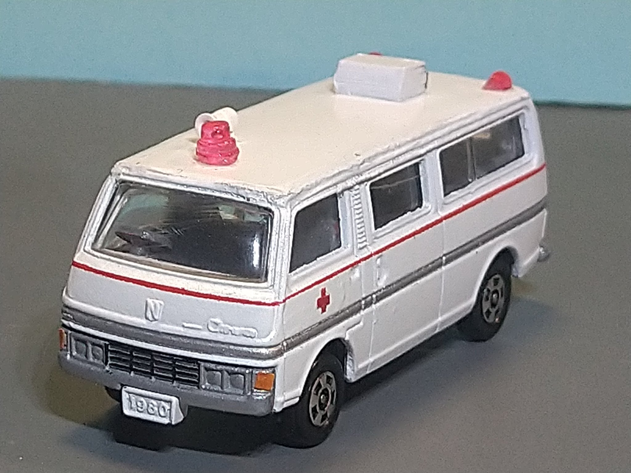 鷹の目 トミカ救急車「カスタム」 救急車のロボット！『トミカヒーローズ ジョブレイバー 特装合体