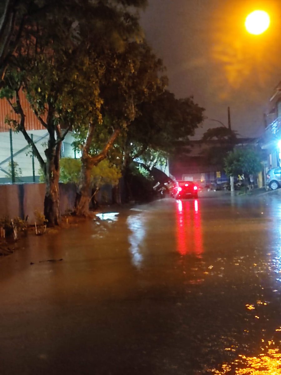 jak_jaquel's tweet photo. Mais umas vez esse muro do @atacadao_sa de Realengo cai, só  que dessa vez foi avisado e o gerente não deu ouvido, oq o @atacadao_sa irá fazere?? Quais soluções  tomar?? @atacadao_sa @carrefourbrasil ?? https://t.co/0v2vN6m1y8