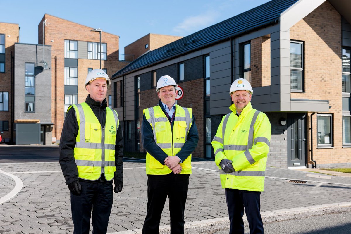 _J_Warrington's tweet photo. Last week our CEO, @stephen_teagle visited our @VistryNW site, Edge Lane in #Liverpool and met with the MD of Torus - Great to show off one of the brilliant developments we are working on at Vistry Partnerships! #Ichoosepartnerships https://t.co/xMPnOtAGlY