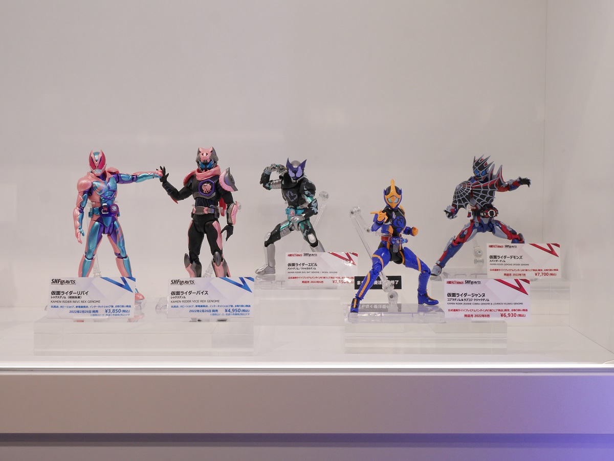 1Fにて「S.H.Figuarts 仮面ライダージャンヌ コブラゲノム＆ラブコフ 