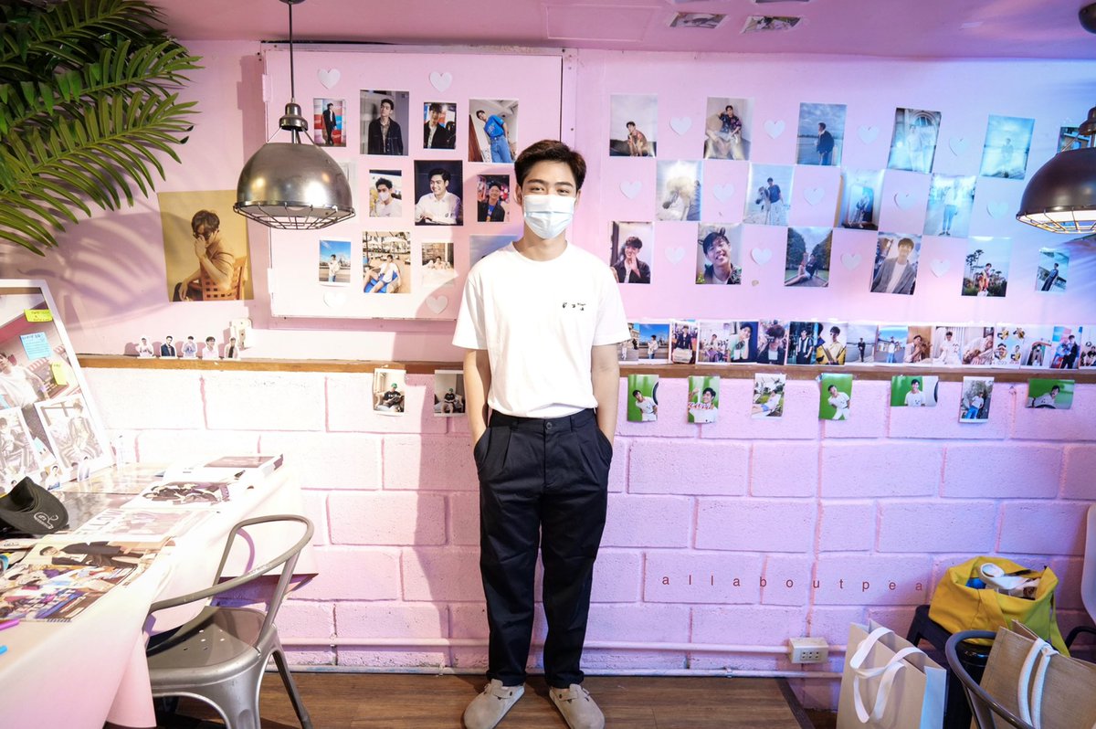 allaboutPEA's tweet photo. ชายพีเยี่ยมเยียนประชาชนที่แกลอรี่วันเกิด วานนี้ 
@ppeatrs 
#Ppeatrs #NadaoArtist  
#MissEnSceneofPEATRS https://t.co/sZmasHP4Hi