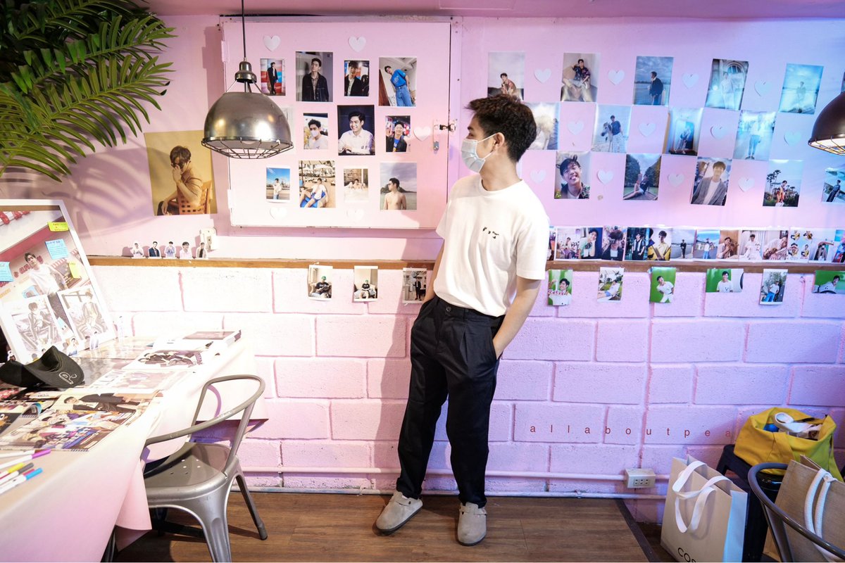 allaboutPEA's tweet photo. ชายพีเยี่ยมเยียนประชาชนที่แกลอรี่วันเกิด วานนี้ 
@ppeatrs 
#Ppeatrs #NadaoArtist  
#MissEnSceneofPEATRS https://t.co/sZmasHP4Hi