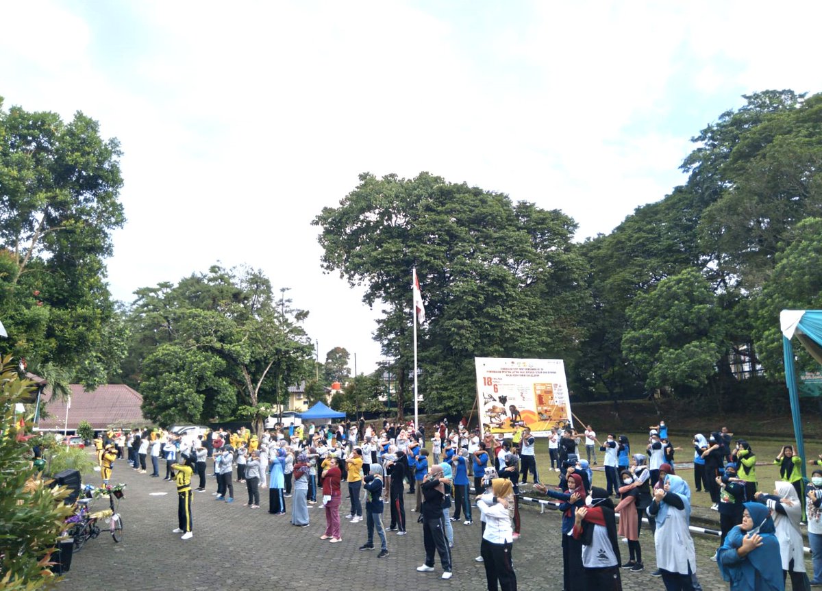 BPDASHL_Musi's tweet photo. Hai Musi Lovers,

Jumat, 18 Maret 2020, Kepala BPDASHL Musi dan staf mengikuti rangkaian kegiatan peringatan Hari Bakti Rimbawan ke-39 di halaman Kantor Dinas Kehutanan Provinsi Sumatera Selatan. Kegiatan tersebut diikuti oleh seluruh pimpinan dan staf UPT lingkup KLHK Sumsel. https://t.co/OZvgzstzW5