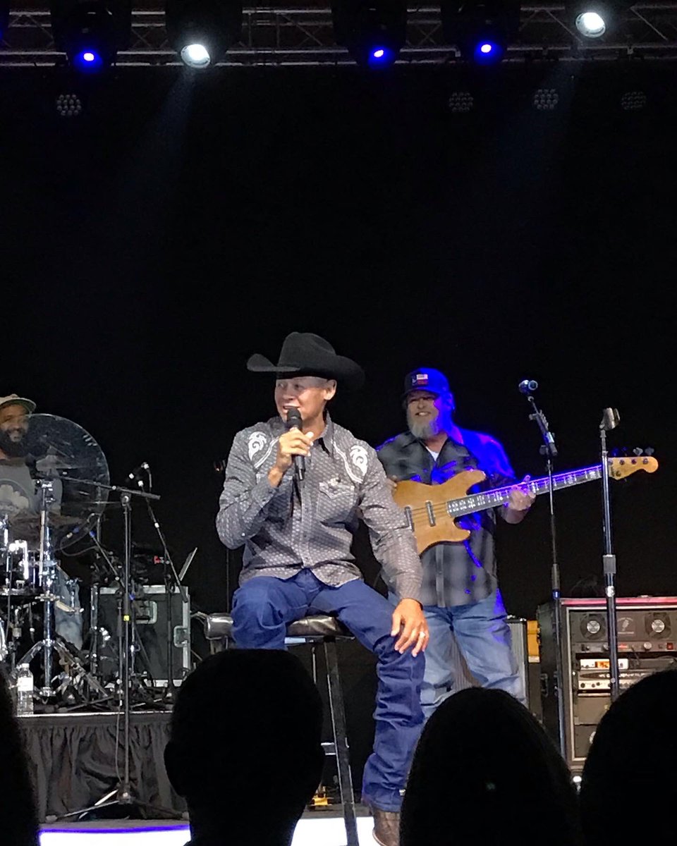 daniellholly's tweet image. @NealMcCoy #FortHall what an awesome night! #friends #concertsnobs @clspencer86