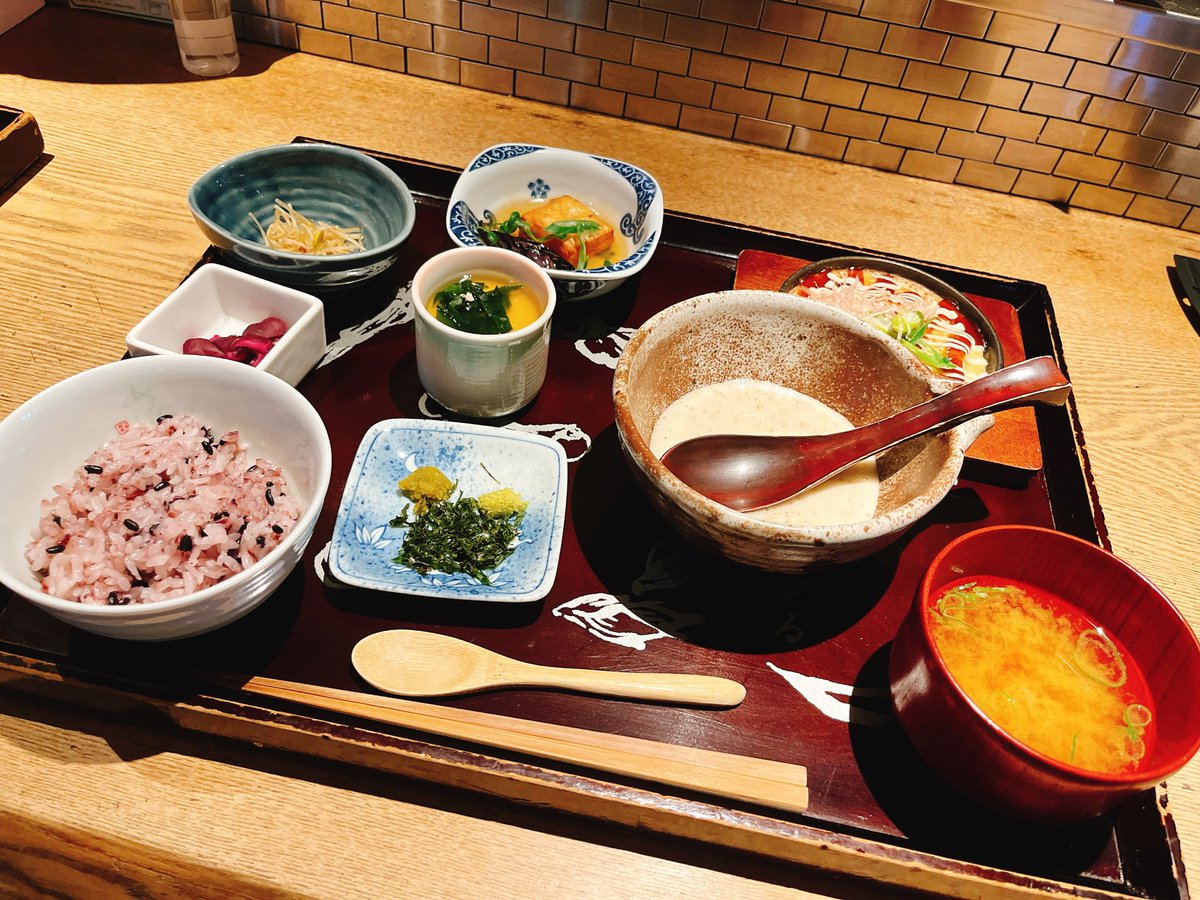 yb___pon8's tweet photo. 最近北斗にハマった友達に誘われてとろろ御膳食べてきた！！！ひさびさのオタ活 https://t.co/8g11TCr1NR