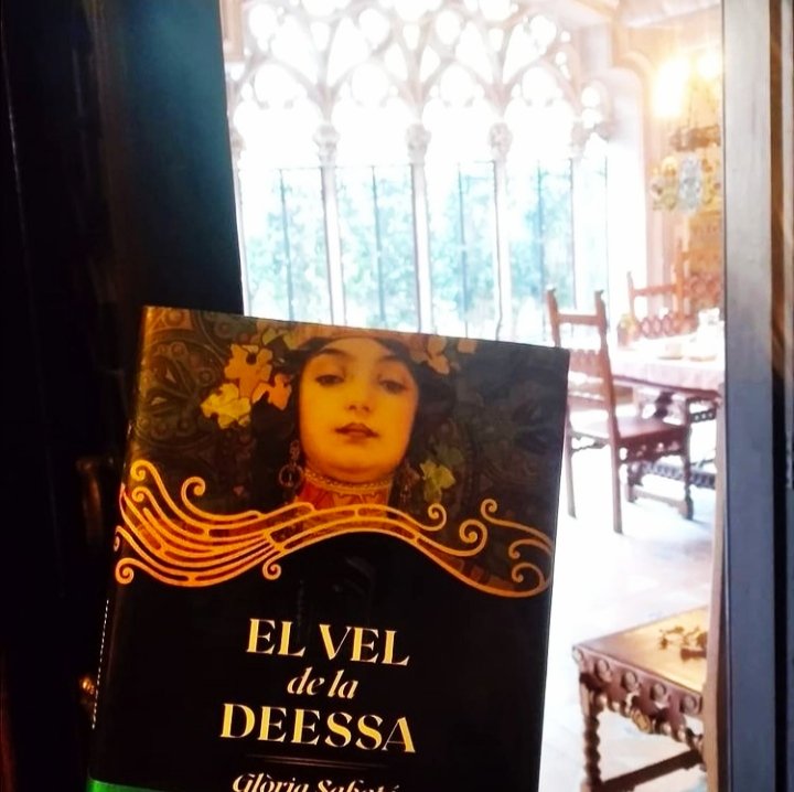SabateMarin's tweet photo. Quin fil més interessant! Precisament els cromos de la #xocolataAmatller són claus en la trama d'#Elveldeladeessa 🤫☺️ @CasaAmatller @columnaedicions #PremiNèstorLuján2020 #BarcelonaModernista #espiritisme #bibliofília https://t.co/rCnNbjtakA
