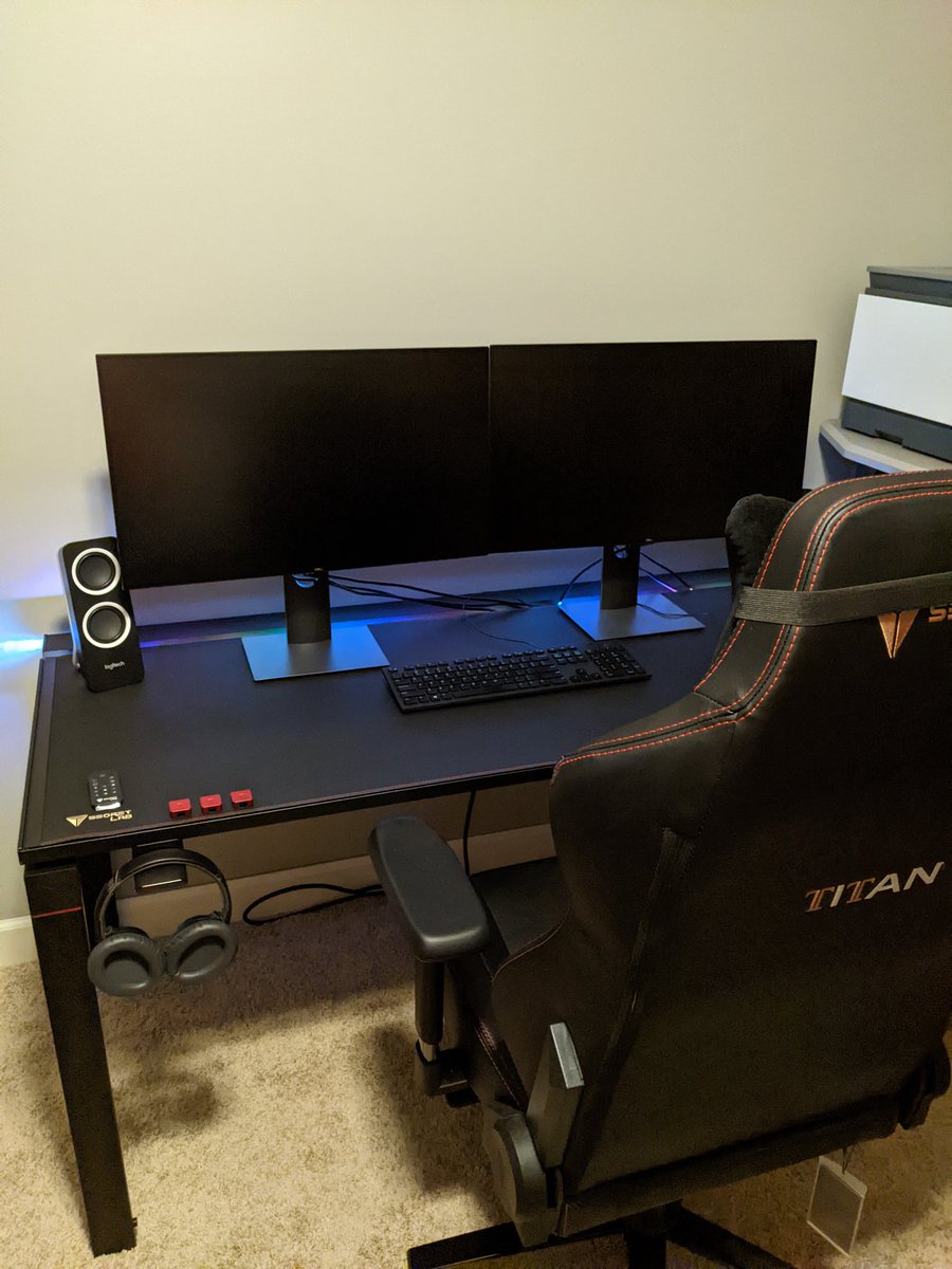 mikeatron81's tweet photo. #SecretLab does it again with the amazing Magnus desk. I am thrilled with this product, a huge upgrade! If you are going to buy this make sure you go all out, the accessories are so cool! https://t.co/m9mtcsN7Kq