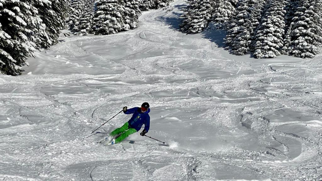 doyoupowderclub's tweet photo. Our Gurus are doing it @SilverStarMR in prep for going north to @LastFrontHeli next week!
⛷🚁
@BergmannEmil  
@powdersnow_24 https://t.co/zeJ35KsbkP