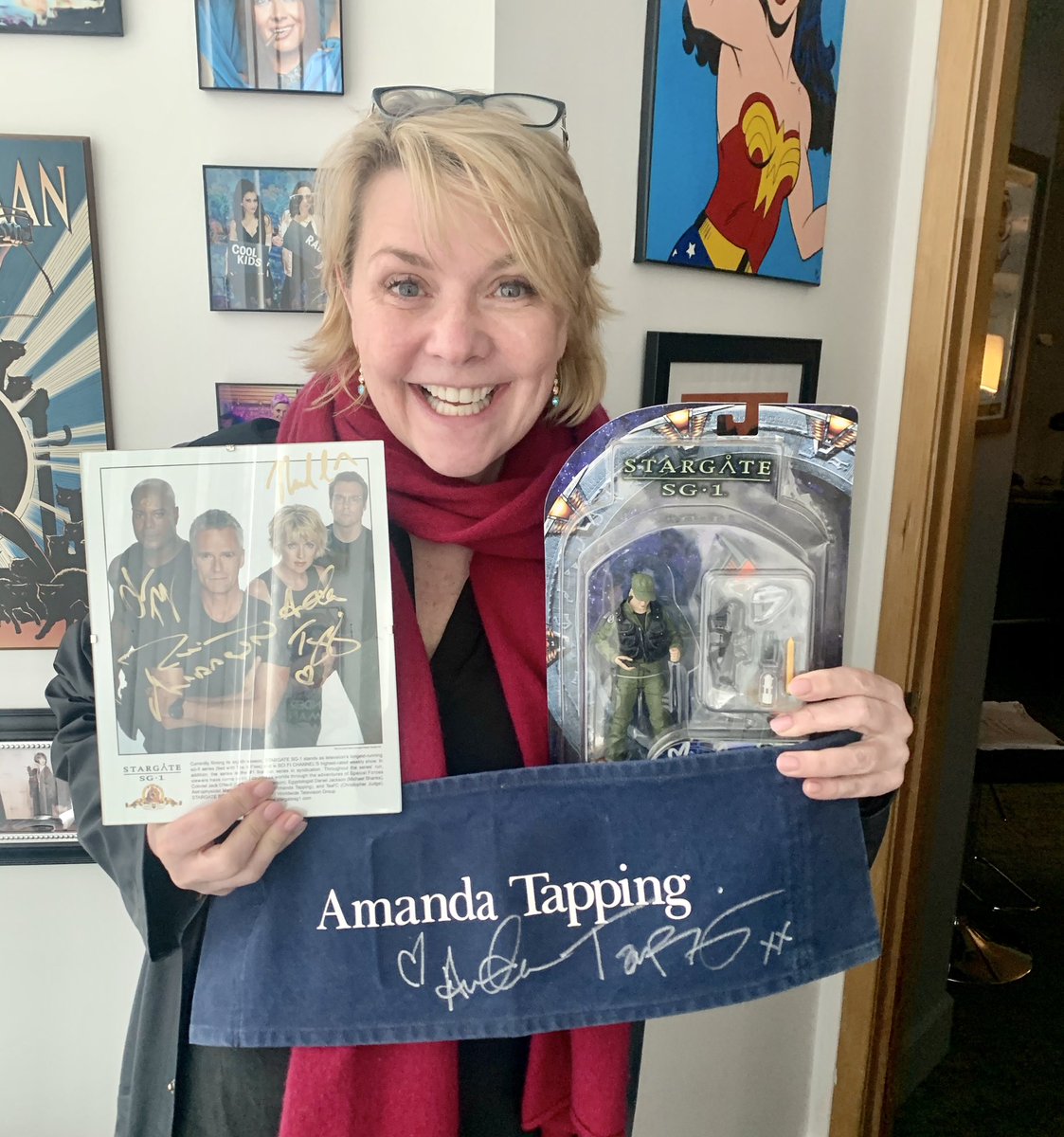 NewsFRAmandaT's tweet photo. NEW => #SabrinaRaniFurminger a organisé une soirée de gala avec #YVRScreenScene pour récolter des fonds pour l'Ukraine le 30 Mars 2022, pour l'occasion, #AmandaTapping a signée 3 de ces objets ! https://t.co/vFlUn7s66Y https://t.co/4K300F73ZB https://t.co/8a60UsGUoT https://t.co/ustSSgDSYG