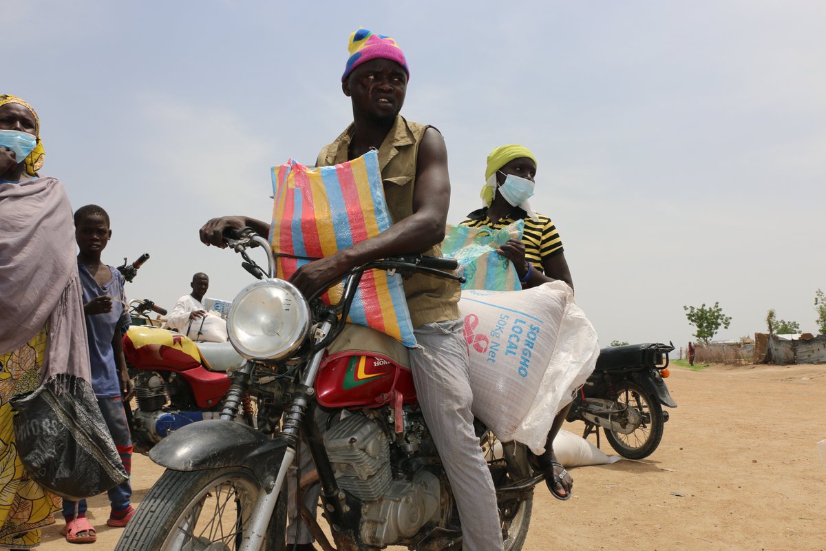 WFP_Cameroon's tweet photo. #Cameroon🇨🇲

#Sorghum is a food staple in northern Cmr &amp; a major item on WFP's #foodbasket 🫘🥘🧺

By purchasing from #smallholder👩‍🌾 #WFP diversifies local markets, encourages production &amp; provides culturally relevant meals to beneficiaries

#buylocal 
#SupplyChain 
#SavingLives https://t.co/waAP1Oe2Z5