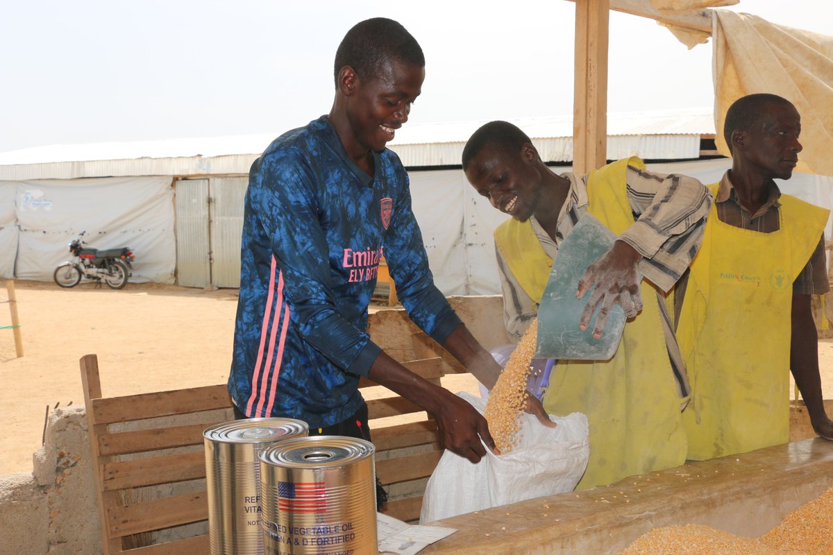 WFP_Cameroon's tweet photo. #Cameroon🇨🇲

#Sorghum is a food staple in northern Cmr &amp; a major item on WFP's #foodbasket 🫘🥘🧺

By purchasing from #smallholder👩‍🌾 #WFP diversifies local markets, encourages production &amp; provides culturally relevant meals to beneficiaries

#buylocal 
#SupplyChain 
#SavingLives https://t.co/waAP1Oe2Z5