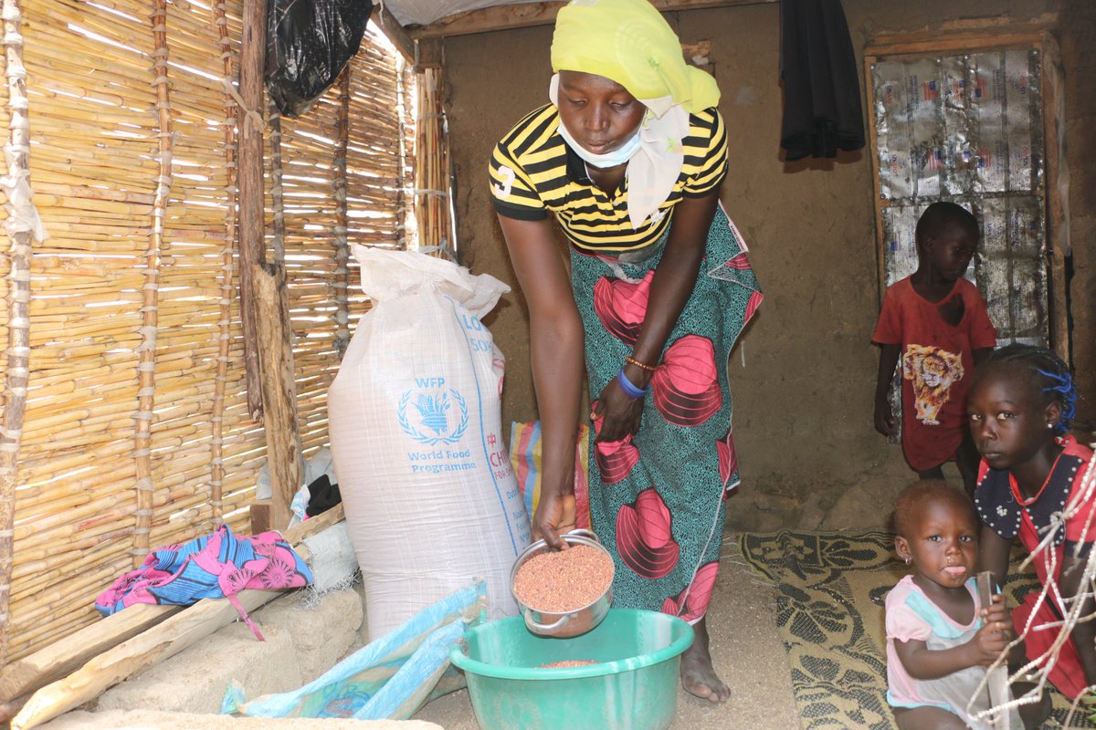 WFP_Cameroon's tweet photo. #Cameroon🇨🇲

#Sorghum is a food staple in northern Cmr &amp; a major item on WFP's #foodbasket 🫘🥘🧺

By purchasing from #smallholder👩‍🌾 #WFP diversifies local markets, encourages production &amp; provides culturally relevant meals to beneficiaries

#buylocal 
#SupplyChain 
#SavingLives https://t.co/waAP1Oe2Z5